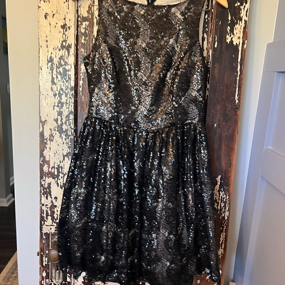 BB Dakota women’s Black and lower sequined short cocktail Dress w tulle size 4